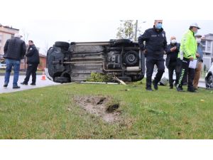 Yağışta Kontrolden Çıkan Araç Orta Refüje Çıkarak Yan Yattı