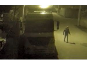Tırdan Söktüğü 60 Kiloluk Aküyü Kucaklayıp Kaçtı