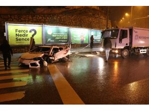 Başkent’te Lüks Otomobil Kar Küreme Aracına Çarparak Hurdaya Döndü: 2 Yaralı