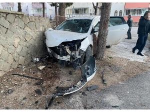 Eğirdir’de Bir Araç Cami Duvarına Çarparak Durabildi
