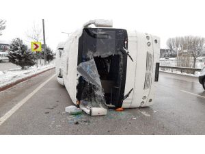 Afyonkarahisar’da Servis Otobüsü Devrildi: 10 Yaralı