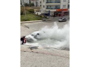 Hareket halinde alev alan otomobili, vatandaşlar söndürdü