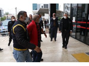 Eşini öldüren arkadaşına adliyeye girerken ’adamsın’ dedi, gözaltına alındı