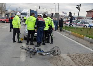 Otomobilin Çarptığı Bisiklet Sürücüsü Ağır Yaralandı