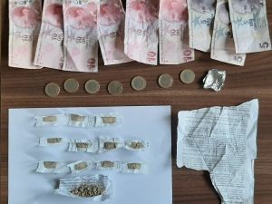 Polisi Gördü Kaçarken Yakalandı, Üzerinden Uyuşturucu Çıktı