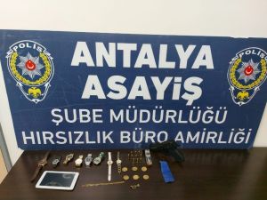 Kapının kilidini düşürüp 45 bin TL’lik ziynet eşyası çaldılar, kaçamadılar
