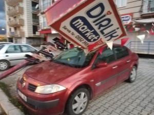 Hatay’da Fırtınada Reklam Direği Otomobilin Üzerine Devrildi