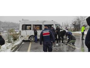 Diyaliz Hastalarını Taşıyan Minibüs Devrildi: 4 Kişi Yaralandı