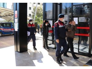 Karı-koca alışveriş yapıyor gibi hırsızlık yaptı, kutuya doldurup kaçarken yakalandı