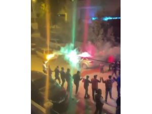 Antalya’da el ele tutuşan gençlerden meşale eşliğinde korona halayı