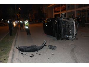 Takla atan araçtan çıkıp koşarak kaçtılar