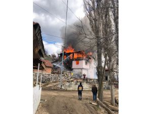 Kızılcahamam’da Ahşap Ev Alev Alev Yandı