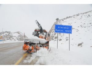 Kar savaşçılarının 1825 metre rakımlı karayolunda zorlu mesaisi