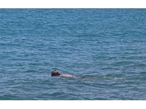 Mart ayının sonlarında turistlerin kısıtlamasız deniz keyfi