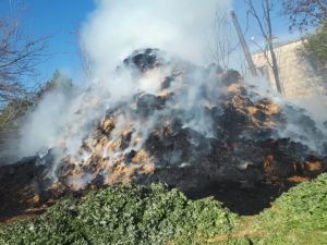 Tarsus’ta 30 Ton Saman Kül Oldu