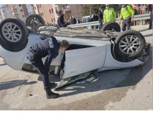 Kontrolden Çıkan Otomobil Refüje Çarpıp Ters Döndü: 1 Yaralı