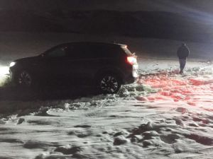 Mersin’de Araçları Kara Saplanıp Mahsur Kalan Meksikalı Aile Kurtarıldı
