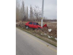 Direğe Çarpan Otomobilin Sürücüsü Yaralandı
