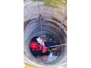 10 Metrelik Kuyuya Düşen Kediyi İtfaiye Kurtardı