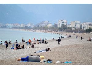 Kırmızı Antalya’da sahil yoğunluğu