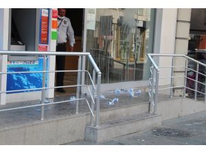 Kredi borcunu ödeyemediği banka şubesini ayran ve yumurtaya boyadı