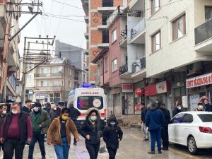 8 Metre Yüksekte Ördüğü Duvarla Birlikte Yere Çakıldı