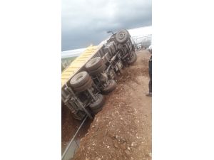 Toprak yüklü kamyon yoldan çıkıp devrildi