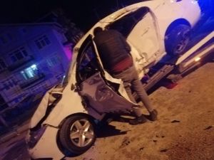 Isparta’da Otomobil İle Ticari Taksi Çarpıştı: 3 Yaralı