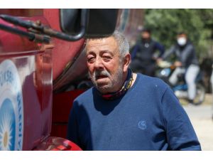 Ekmek teknesi alev alev yanan sürücü, gözyaşlarına boğuldu