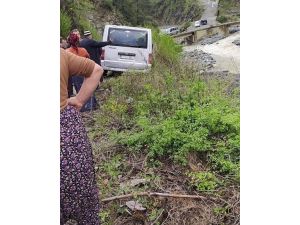 Dereye Devrilmekte Olan Minibüs, Vatandaşların Yardımlarıyla Kurtarıldı