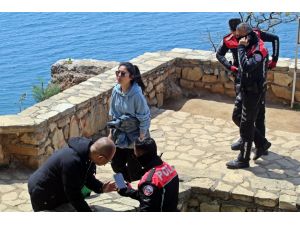 Cüzdanları çalınan Çinli turistler dil bilmeyince polis dertlerini canlandırma yaparak anlamaya çalıştı