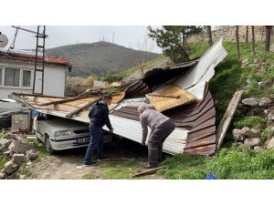 Belediyenin Yıkmadığı Metruk Binanın Çatısı Otomobilin Üzerine Uçtu
