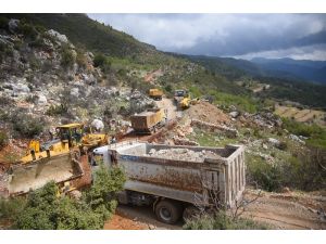 Alanya Belediyesi, mahalle yolunu hizmete sokmak için çalışıyor