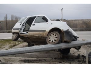 Burdur’da Otomobil Direğe Çarptı: 1’i Çocuk 3 Yaralı
