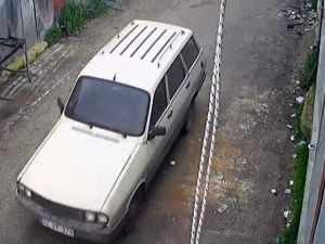 Güpegündüz Otomobil Hırsızlığı Yapan Şahıslar Kamerada