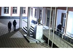 Okul Kantininden Hırsızlık Kamerada