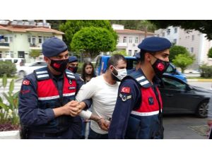 Firari uyuşturucu sanığı ekip aracına çarparak kaçmaya çalıştı başaramadı