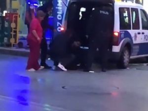 Gözaltına alınırken ’sen kimsin ulan’ diyerek polisin bacak arasına tekme attı