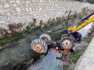 Kontrolden Çıkan Traktör Sürücüsüyle Büyük Menderes Nehri’ne Düştü