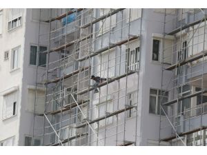 İnşaat işçisinin 10’uncu kattaki tehlikeli çalışması yürekleri ağza getirdi