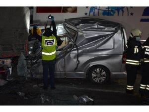Minibüs Tıra Arkadan Çarptı: 1 Ölü