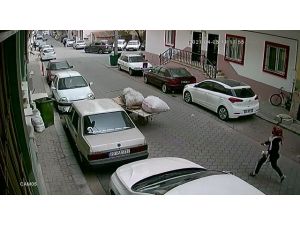 Elinden Kaçırdığı Arabanın Peşinden Koştu Ama Kazaya Engel Olamadı