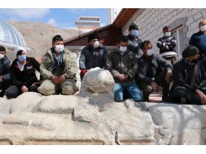 Tarihi eserleri vermek istemeyen mahalle sakinleri eserlerin üzerinde oturma eylemi başlattı