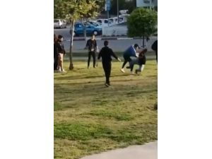 Antalya’da parkta tekmeli sopalı kavga