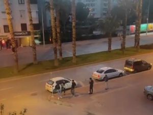 Otomobil sürücüsü, tartıştığı motosiklet sürücüsünün kafasına kask ile vurdu