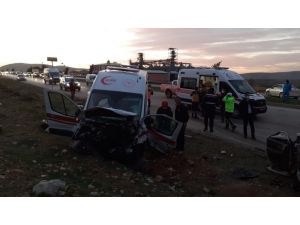 Karşı Şeride Geçen Otomobil İle Ambulans Kafa Kafaya Çarpıştı: 3 Ölü, 3 Yaralı