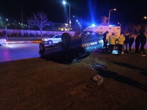 Otomobil Refüje Çarpıp Takla Attı: 2 Yaralı