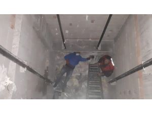 3 Metre Yüksekten Asansör Boşluğuna Düşen Adamı İtfaiye Kurtardı