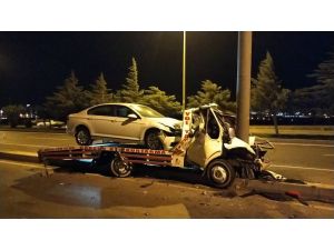 Otomobil Taşıyan Çekici Direğe Çarptı, Sürücü Hayatını Kaybetti