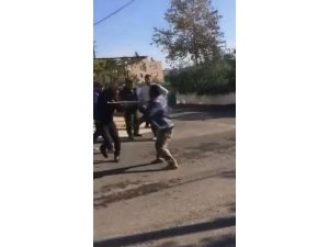 Sokak ortasında darp edilen kişinin bu defa vatandaşlara saldırırken görüntüleri ortaya çıktı